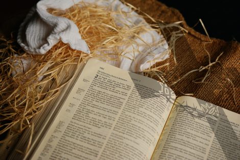 Otwarta Biblia leżąca na sianie