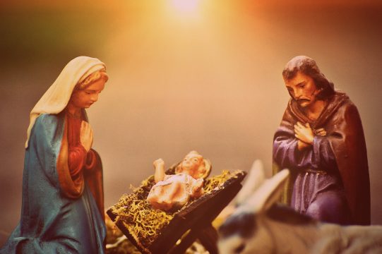 Maryja i Józef pochylają się nad Jezusem w żłobku