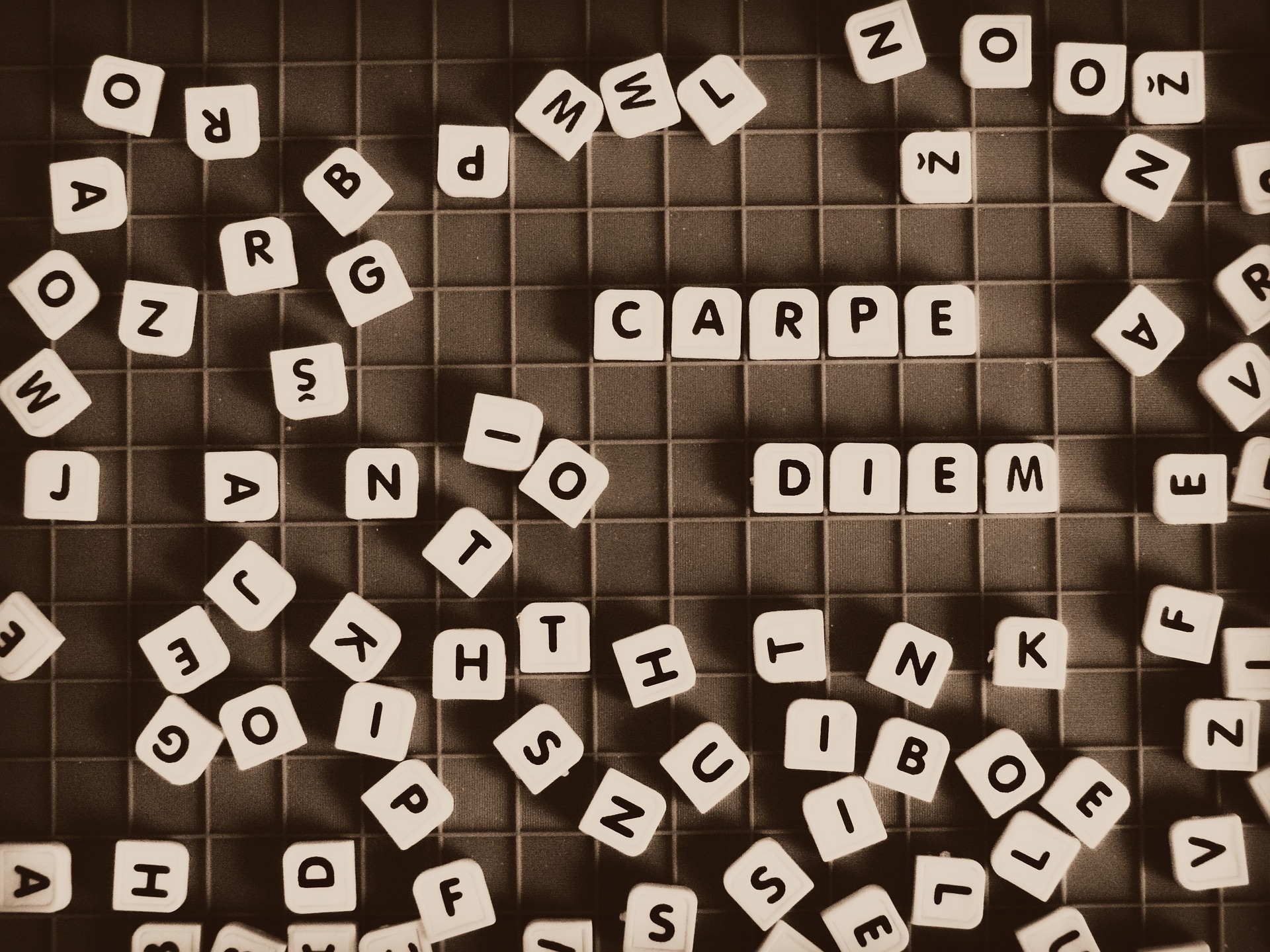 Słowo Carpie diem ułożone z rozrzuconych literek